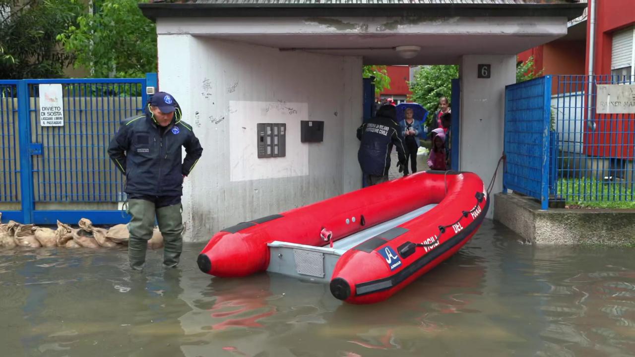 I soccorritori evacuano le case di via Rilke a Milano inondate dalle acque del Lambro. 15 maggio 2024