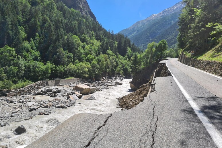 L'unica strada per Cogne crollata