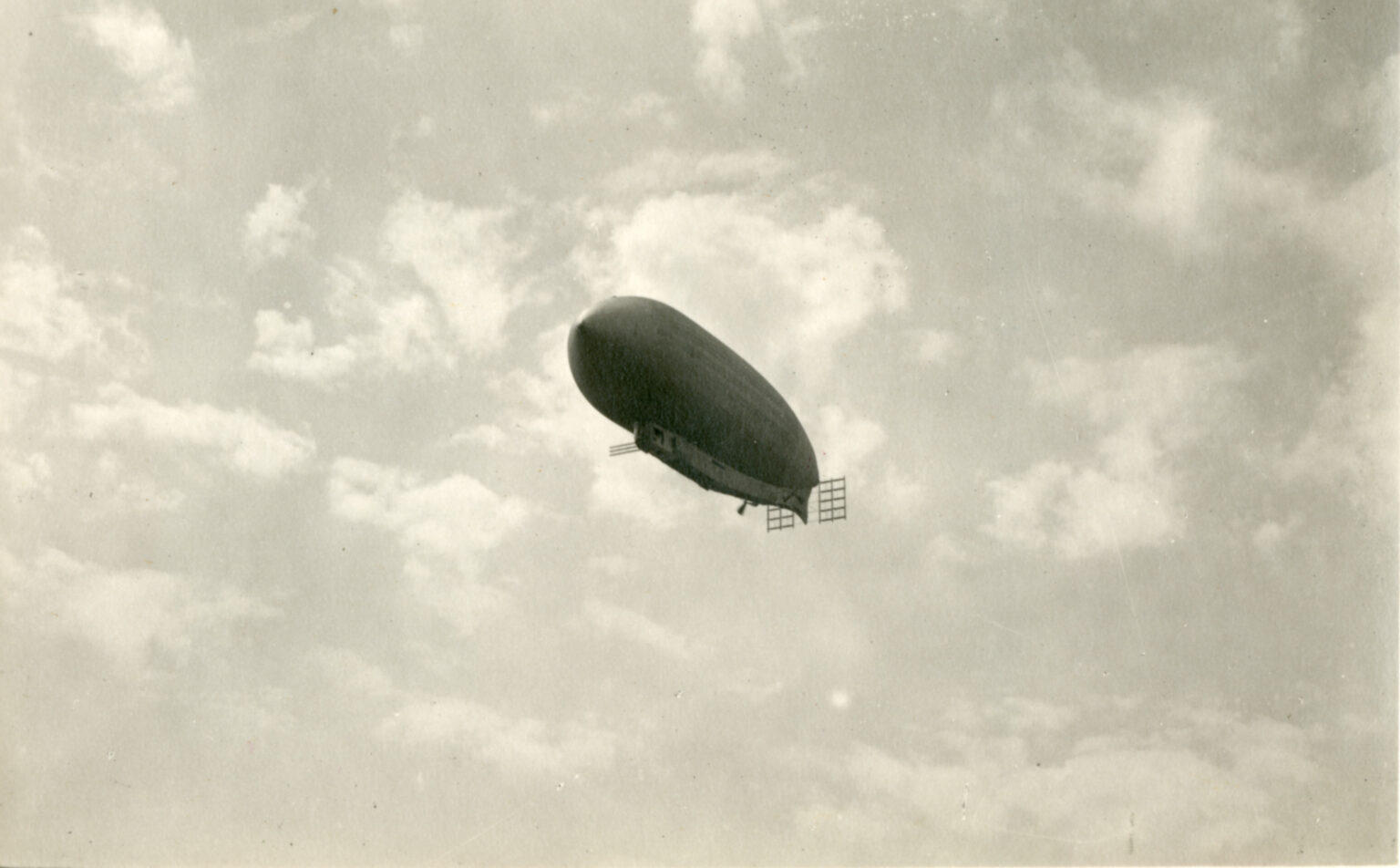 Il dirigibile F.2 "Città di Milano" durante il suo volo inaugurale nel 1913, sopra il campo volo di Piazza d'Armi.