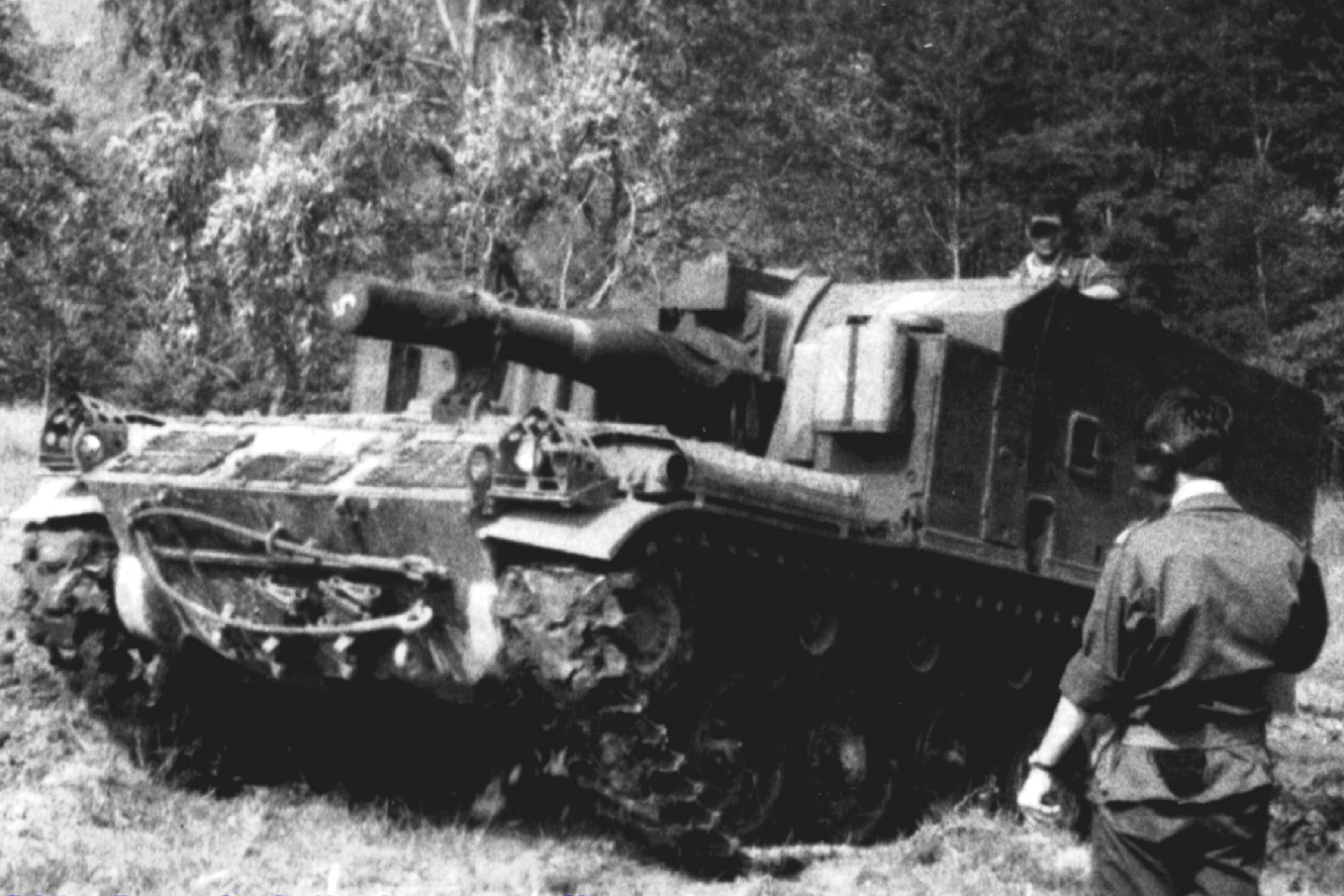 Un semovente M44 del Reggimento Artiglieria "a Cavallo" dell'Esercito, all'epoca denominato "Voloire", durante un'esercitazione nel 1980. Il reparto era alloggiato nella Caserma Santa Barbara e si addestrava nell'attigua Piazza d'Armi.