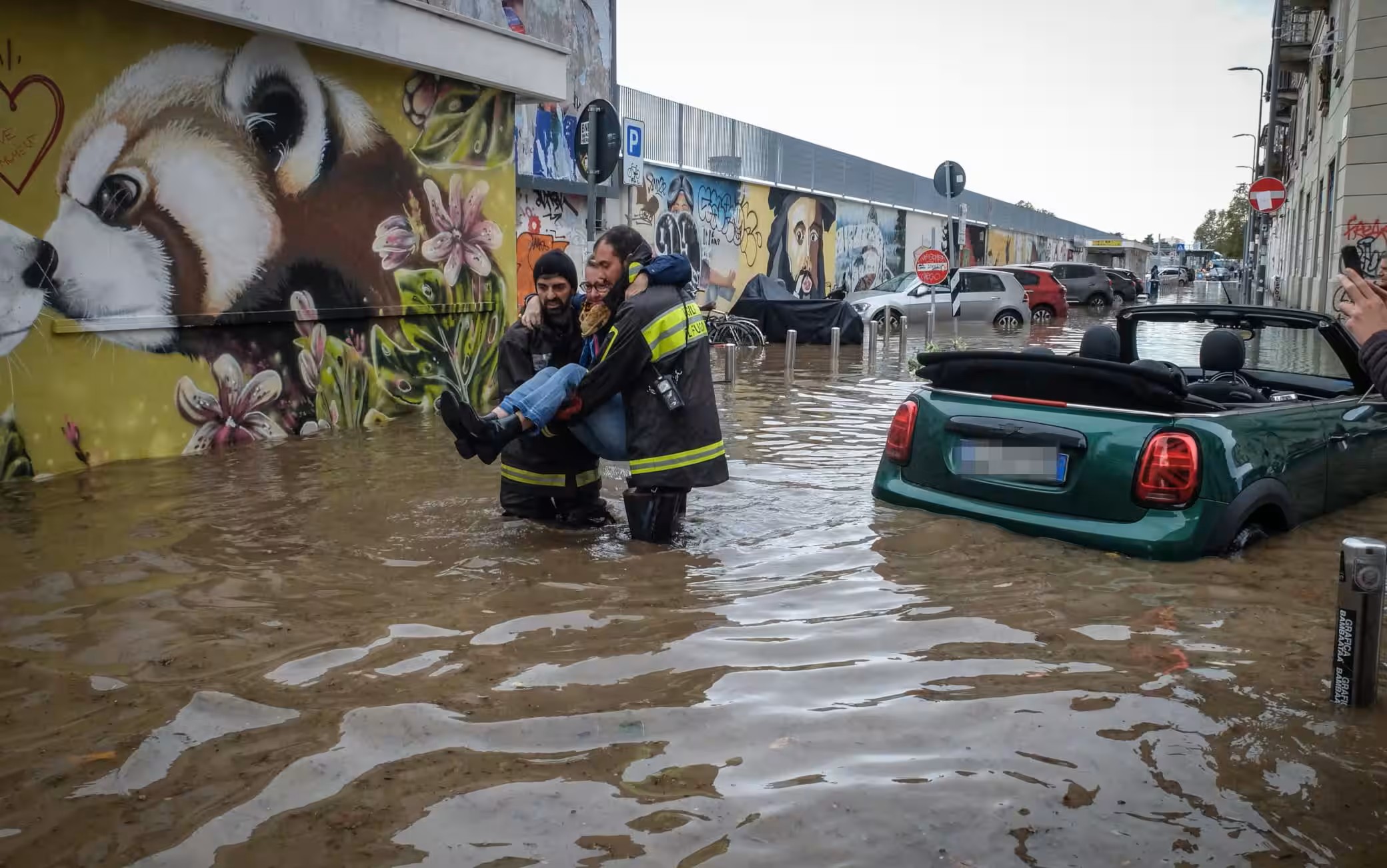 Strade allagate a Milano dopo un nubifragio