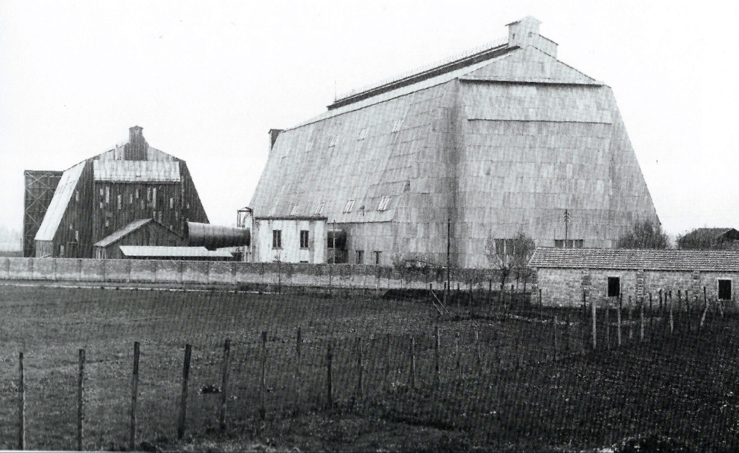 Il grande hangar delle "Officine Leonardo da Vinci" costruito da Enrico Forlanini. Da qui presero il volo alcuni dei più importanti dirigibili della storia italiana.