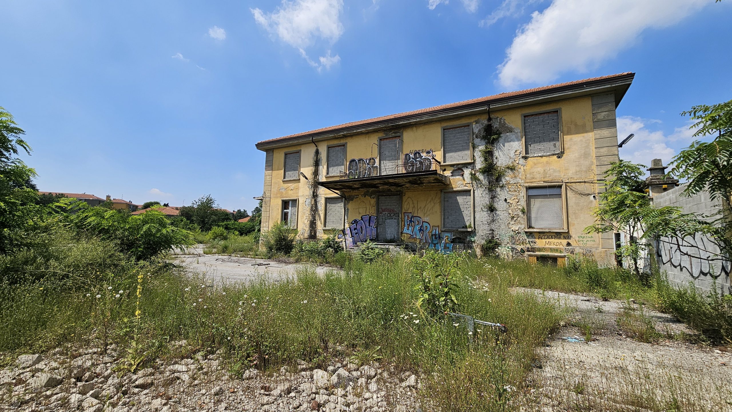 La palazzina comando è stata vincolata dalla Soprintendenza ai Beni Culturali.