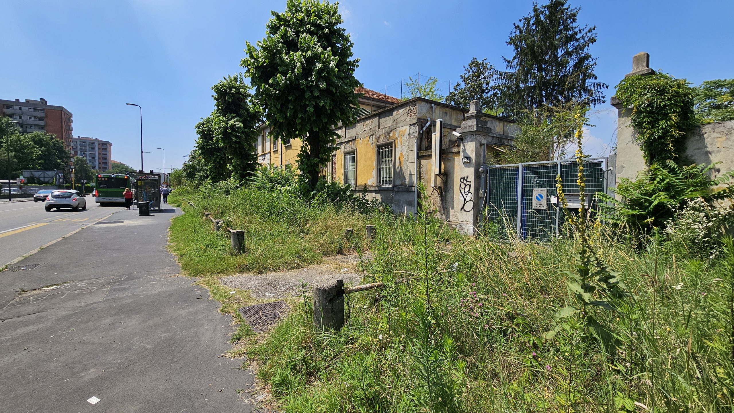 La palazzina su Via delle Forze Armate oggi. Il cancello è stato schermato per nascondere l'occupazione abusiva dell'interno.