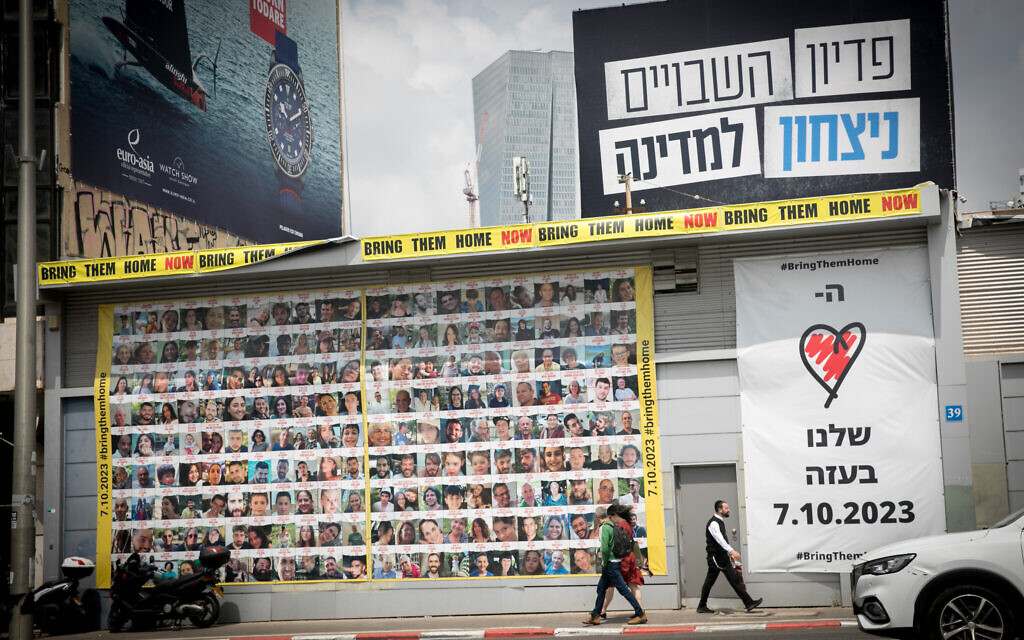 Un murales a Tel Aviv dedicato agli ostaggi israeliani detenuti a Gaza.