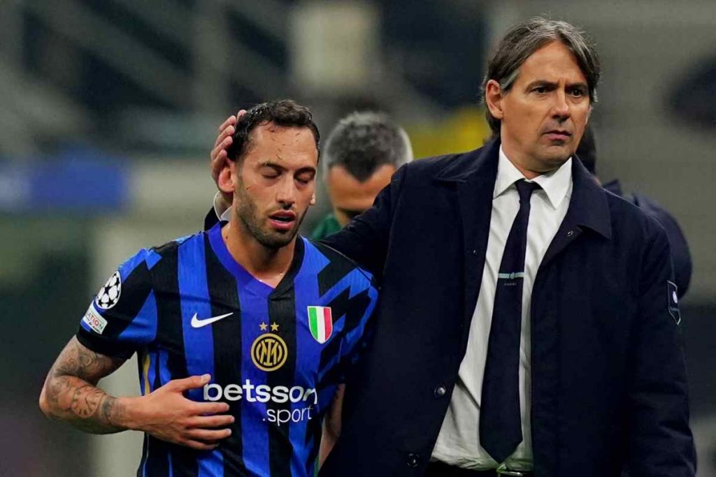 Il tecnico dell'Inter Simone Inzaghi con il centrocampista Hakan Çalhanoğlu