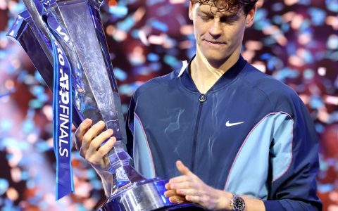 Jannik Sinner con il troppo delle Atp Finals di Torino