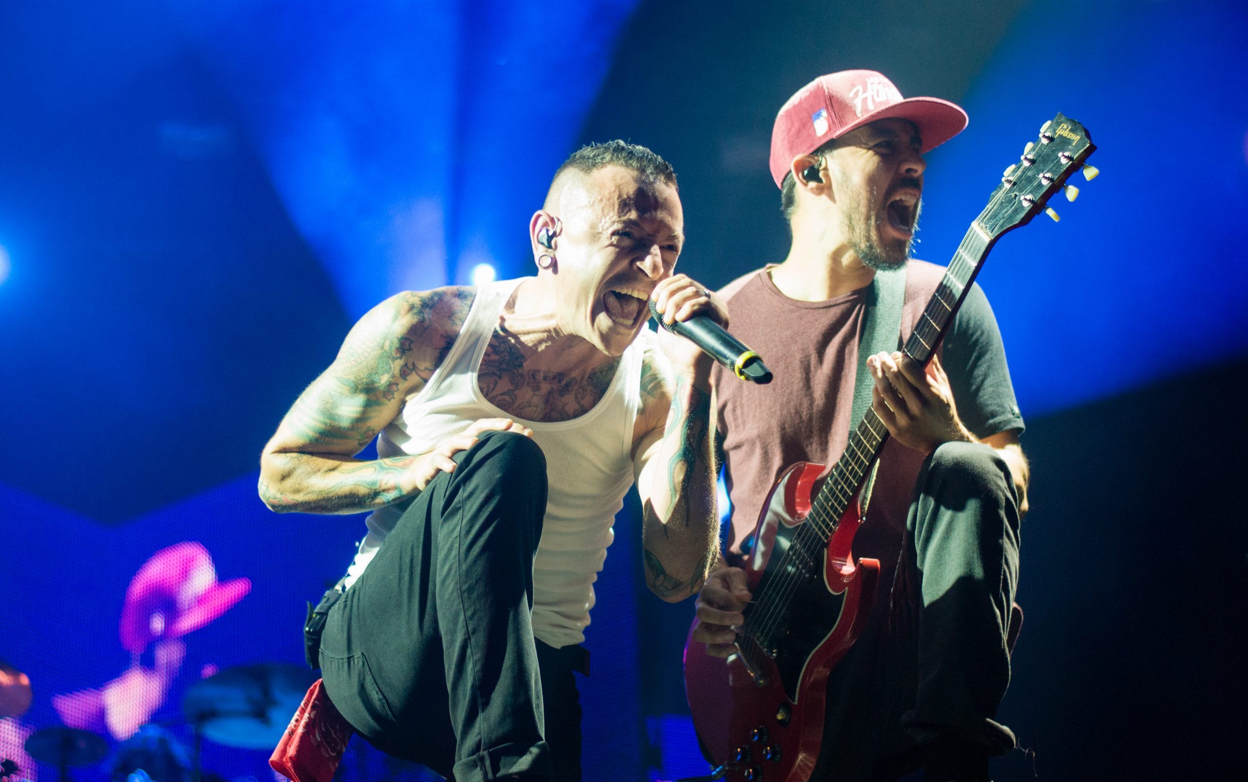 L'ex cantante dei Linkin Park Chester Bennington (a sinistra) e Mike Shinoda (a destra).