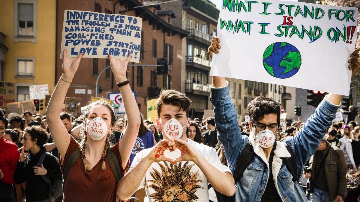 Dei giovani durante una manifestazione di Fridays for Future