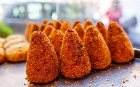 Degli arancini preparati ed esposti