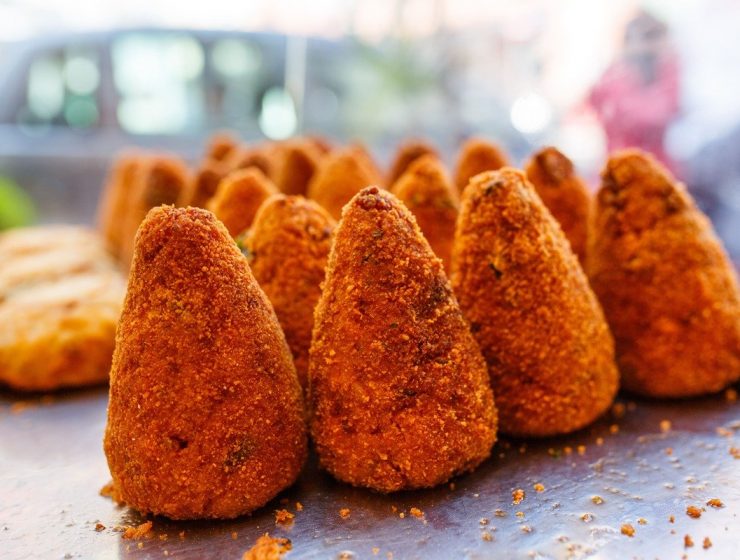 Degli arancini preparati ed esposti