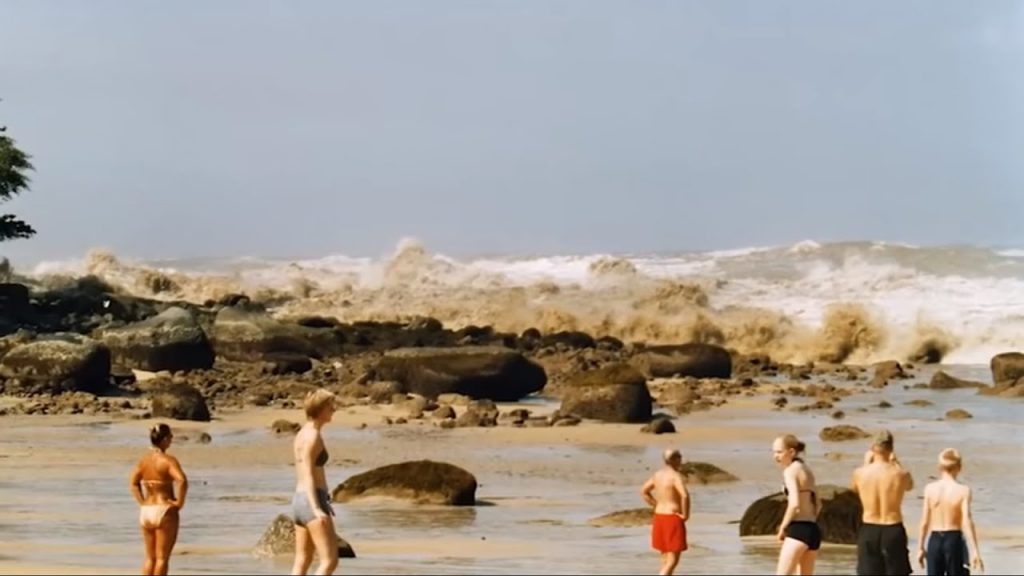 Alcuni turisti contemplano le onde a Khao Lak prima dello tsunami