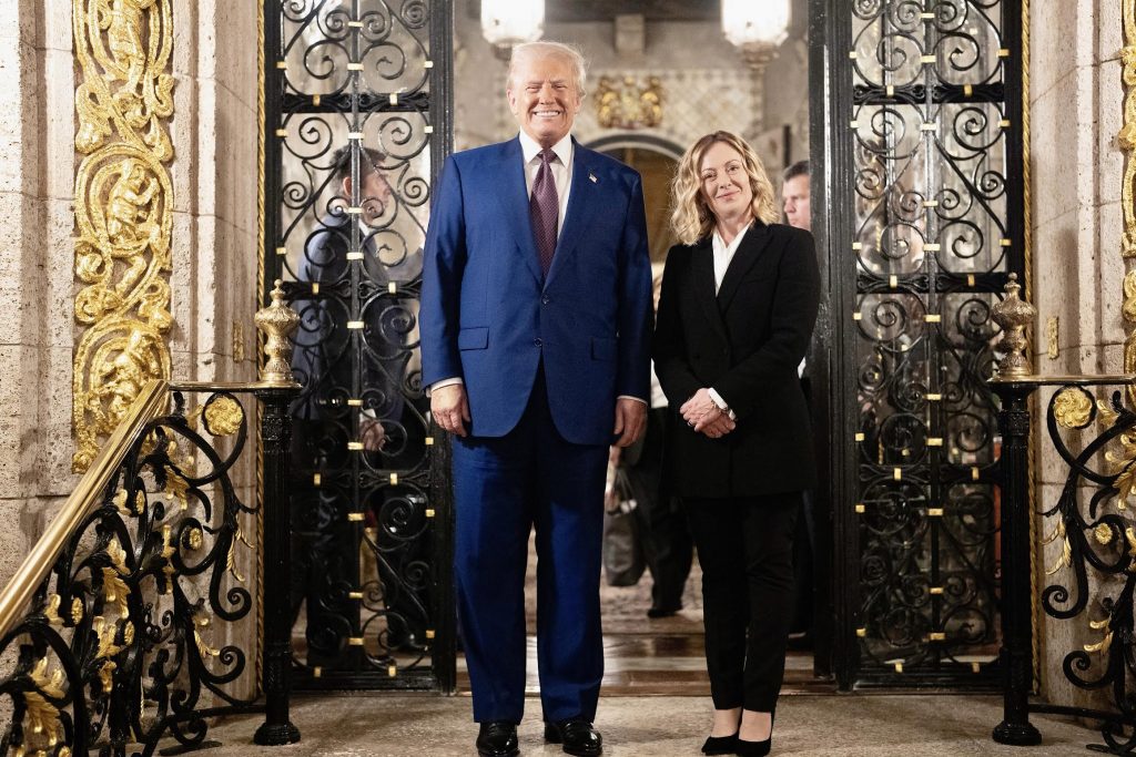 Meloni e Trump foto durante l’incontro a Mar- A- Lago in Florida