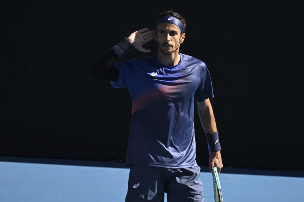 Matteo Musetti celebra un punto durante il secondo round dell'Australian Open