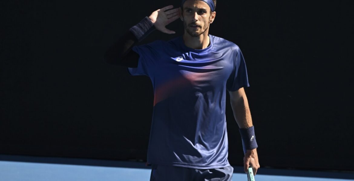 Matteo Musetti celebra un punto durante il secondo round dell'Australian Open