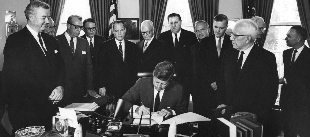 Il 3 novembre 1961 John F. Kennedy firma l'ordine esecutivo per la creazione di USAID