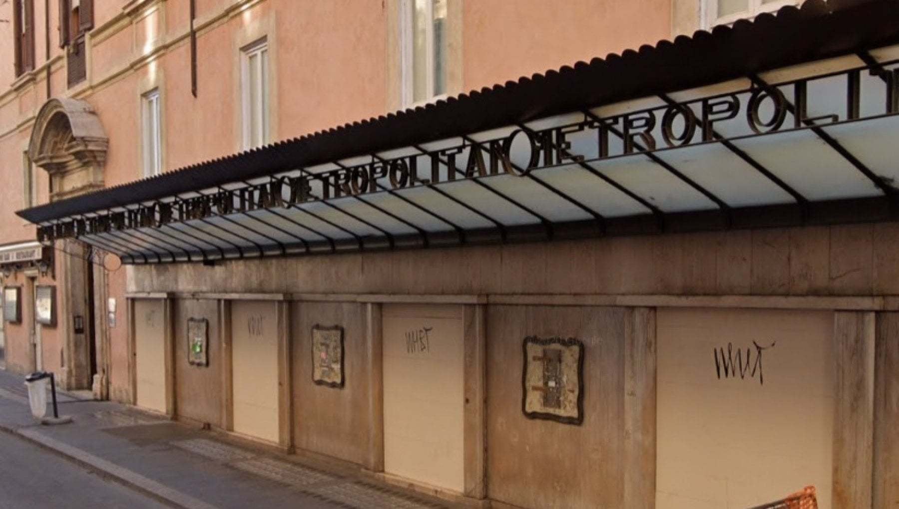 L'esterno dell'ex cinema Metropolitan di Roma