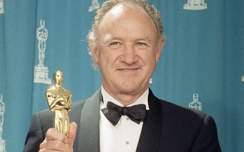 Gene Hackman con la statuetta dei Premi Oscar (Euronews)