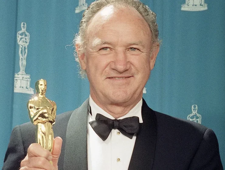 Gene Hackman con la statuetta dei Premi Oscar (Euronews)