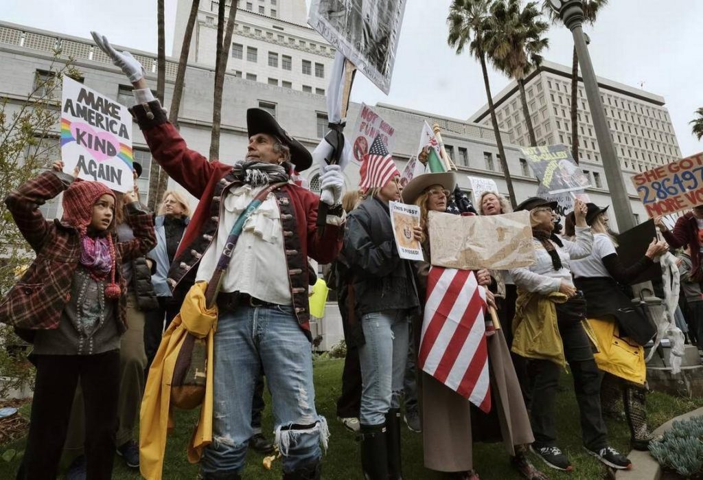 Manifestanti a Los Angeles