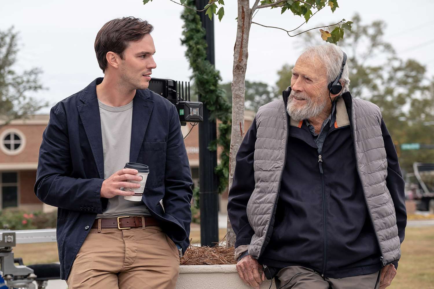 Clint Eastwood e Nicholas Hoult sul set di Giurato numero 2