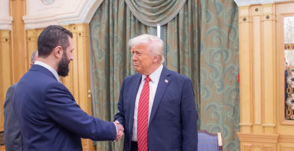 Trump stringe la mano ad al-Sharaa