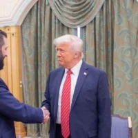 Trump stringe la mano ad al-Sharaa