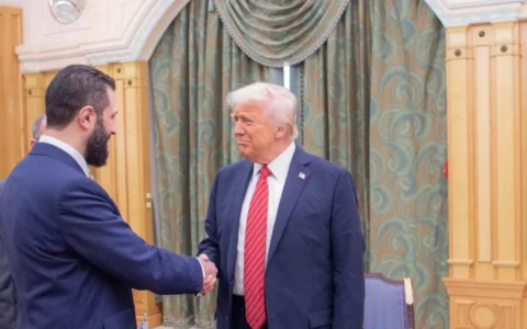Trump stringe la mano ad al-Sharaa