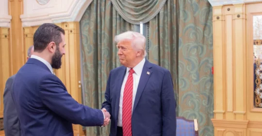 Trump stringe la mano ad al-Sharaa
