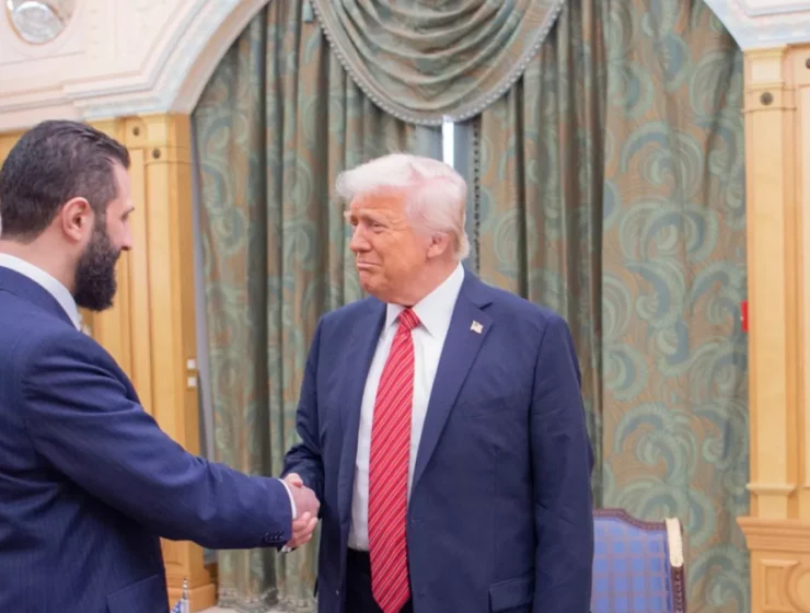 Trump stringe la mano ad al-Sharaa