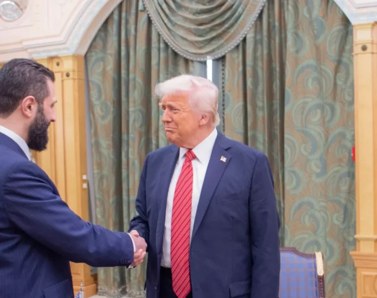 Trump stringe la mano ad al-Sharaa