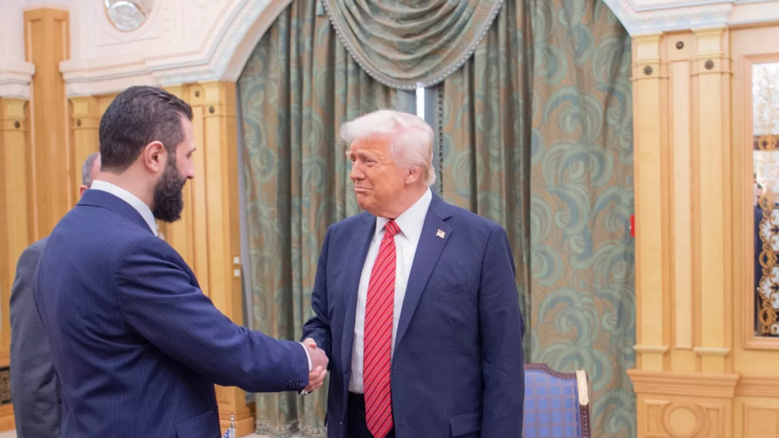 Trump stringe la mano ad al-Sharaa
