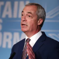 Nigel Farage critica l'accordo Gb-Ue