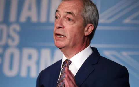 Nigel Farage critica l'accordo Gb-Ue