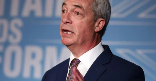 Nigel Farage critica l'accordo Gb-Ue