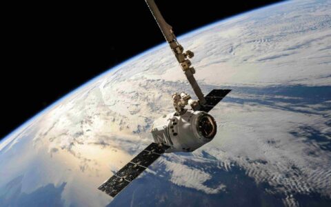 L’aumento dei satelliti nello Spazio aggrava il rischio di detriti spaziali