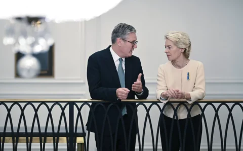 Oggi a Lancaster House ci sarà il vertice tra il primo ministro inglese Keir Starmer, la presidente della Commissione europea Ursula von der Leyen e il leader del Consiglio europeo Antonio Costa