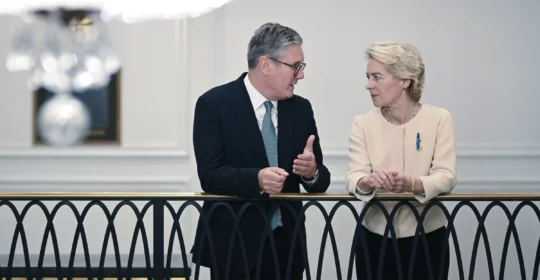 Oggi a Lancaster House ci sarà il vertice tra il primo ministro inglese Keir Starmer, la presidente della Commissione europea Ursula von der Leyen e il leader del Consiglio europeo Antonio Costa