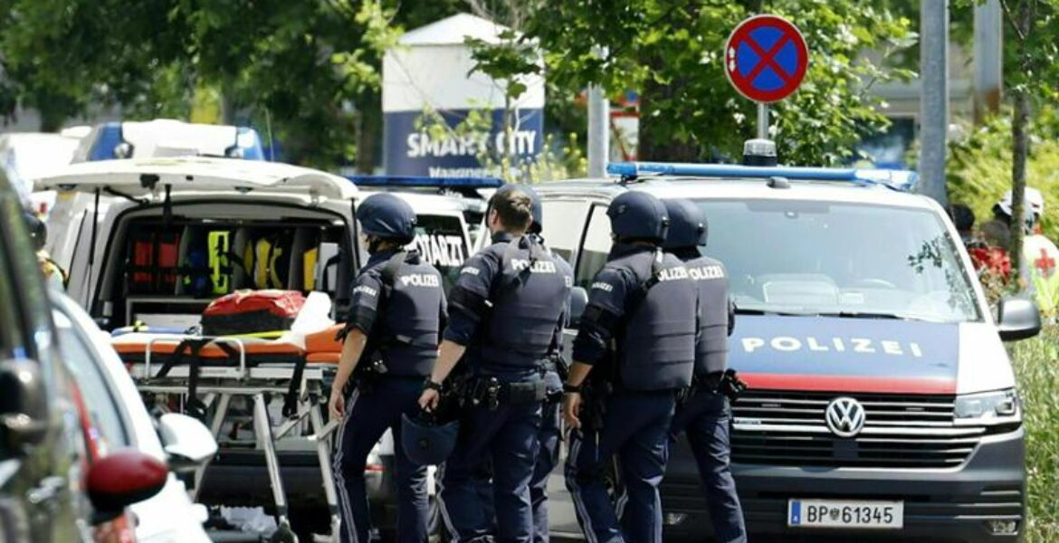 Tre giorni di lutto nazionale in Austria, dopo che martedì mattina un ventunenne di nome Artur ha ucciso a colpi d'arma da fuoco nove studenti e un adulto nella sua vecchia scuola superiore nella città di Graz