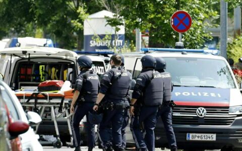 Tre giorni di lutto nazionale in Austria, dopo che martedì mattina un ventunenne di nome Artur ha ucciso a colpi d'arma da fuoco nove studenti e un adulto nella sua vecchia scuola superiore nella città di Graz