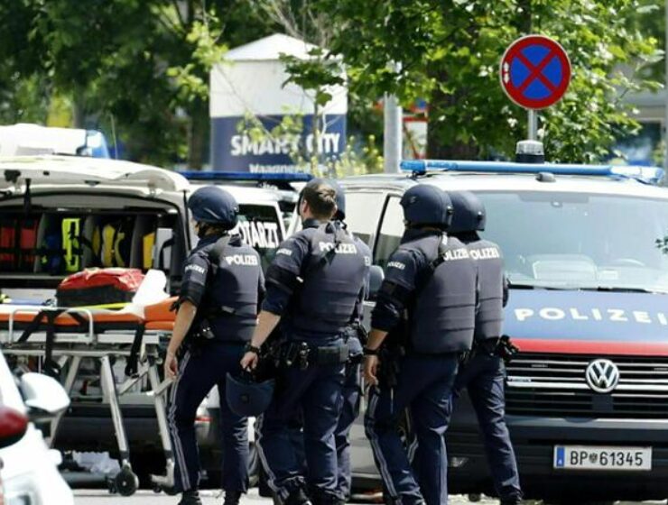 Tre giorni di lutto nazionale in Austria, dopo che martedì mattina un ventunenne di nome Artur ha ucciso a colpi d'arma da fuoco nove studenti e un adulto nella sua vecchia scuola superiore nella città di Graz