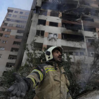 Sono proseguiti nella notte gli scontri tra Iran e Israele. L’esercito di Tel Aviv ha dichiarato di aver distrutto un terzo dei lanciamissili terra-terra in mano al regime iraniano