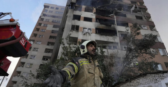 Sono proseguiti nella notte gli scontri tra Iran e Israele. L’esercito di Tel Aviv ha dichiarato di aver distrutto un terzo dei lanciamissili terra-terra in mano al regime iraniano