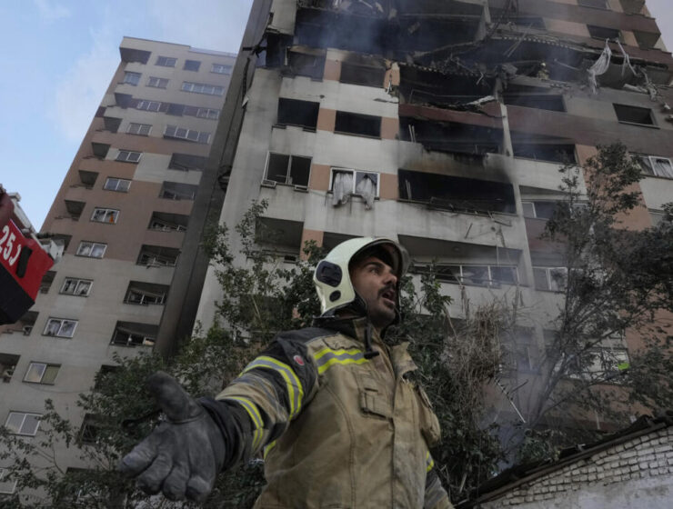 Sono proseguiti nella notte gli scontri tra Iran e Israele. L’esercito di Tel Aviv ha dichiarato di aver distrutto un terzo dei lanciamissili terra-terra in mano al regime iraniano