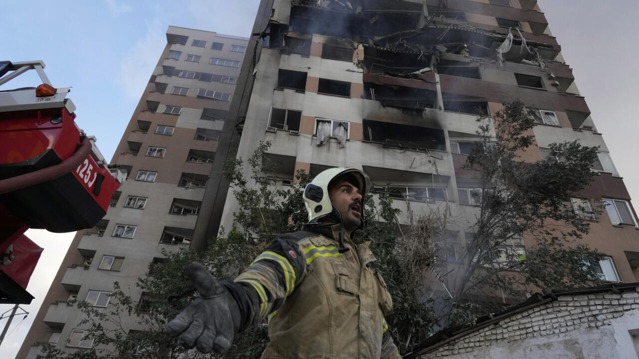 Sono proseguiti nella notte gli scontri tra Iran e Israele. L’esercito di Tel Aviv ha dichiarato di aver distrutto un terzo dei lanciamissili terra-terra in mano al regime iraniano