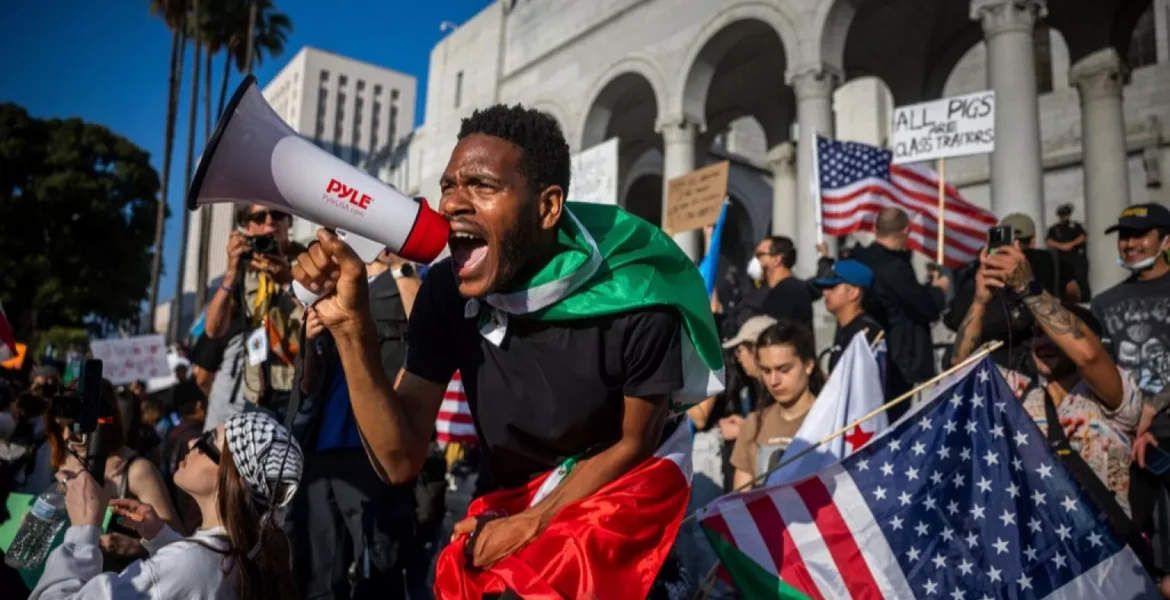 La sindaca di Los Angeles Karen Bass ha imposto il coprifuoco dalle 8 di sera alle 6 di mattina nel centro della città