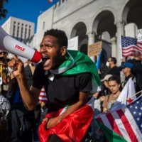 La sindaca di Los Angeles Karen Bass ha imposto il coprifuoco dalle 8 di sera alle 6 di mattina nel centro della città