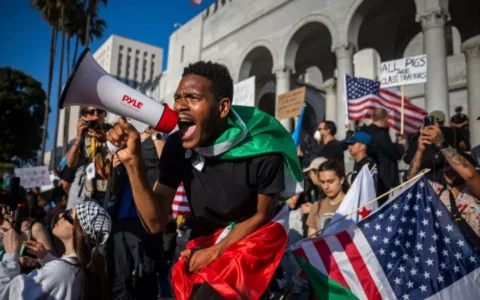 La sindaca di Los Angeles Karen Bass ha imposto il coprifuoco dalle 8 di sera alle 6 di mattina nel centro della città