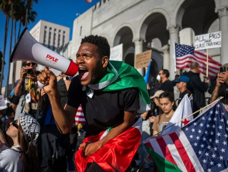 La sindaca di Los Angeles Karen Bass ha imposto il coprifuoco dalle 8 di sera alle 6 di mattina nel centro della città