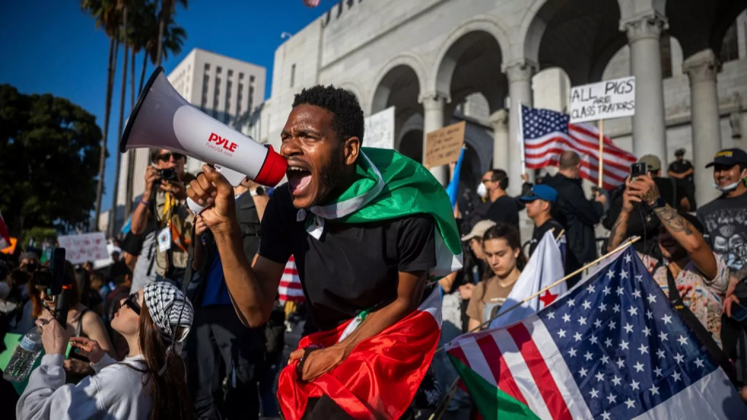 La sindaca di Los Angeles Karen Bass ha imposto il coprifuoco dalle 8 di sera alle 6 di mattina nel centro della città